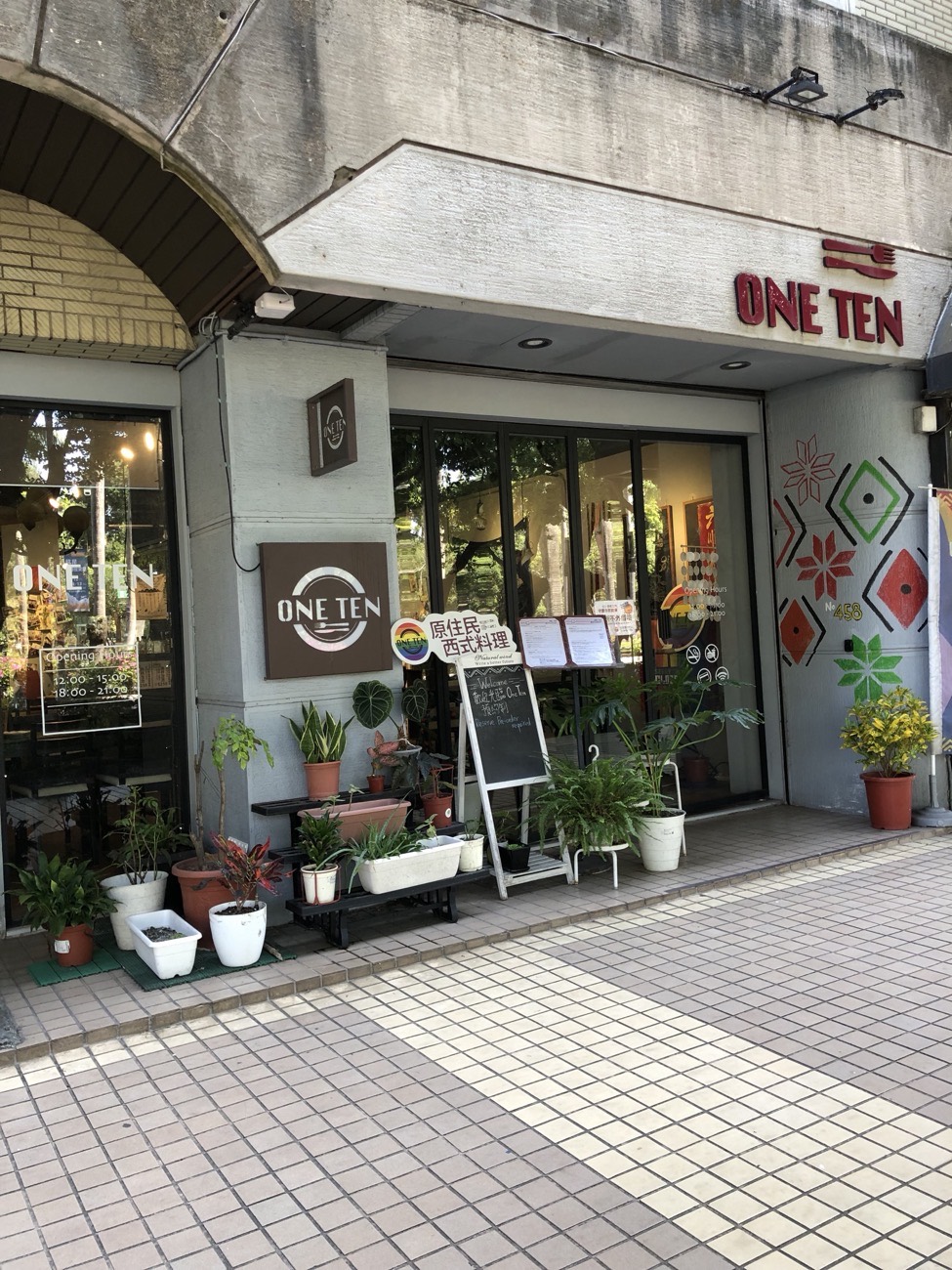 One Ten 門面與原民圖騰彩繪