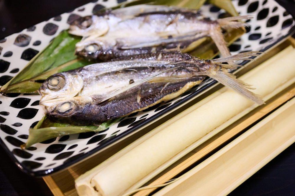 烤時令野生海魚與原味竹筒飯